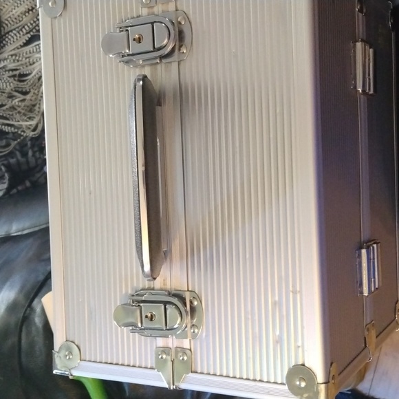 Women's silver makeup trunk carrying case - Picture 9 of 17